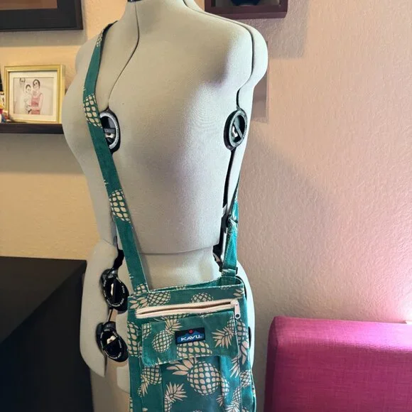 KAVU Go Time Crossbody Bag – Pineapple Print - Picture 4 of 4